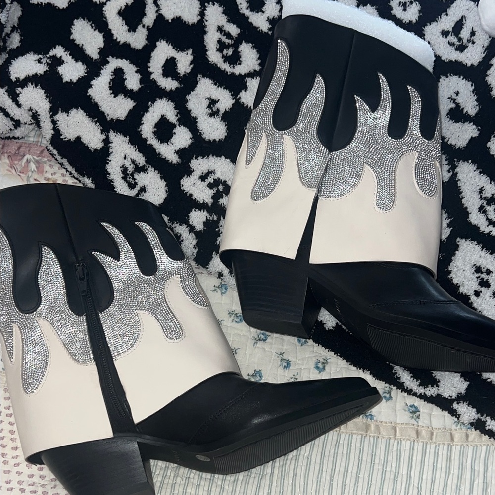 NWOT Gianni Bini ConleyTwo Western Rhinestone Flame Foldover Cowboy Boots Black